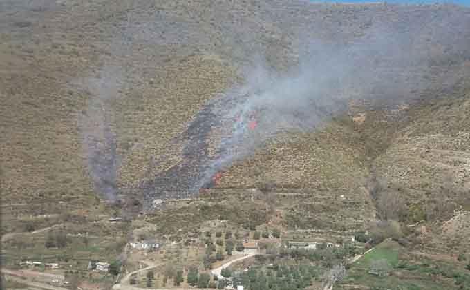 Controlado el incendio forestal en el paraje Los Castañares de Güéjar-Sierra (Granada)
