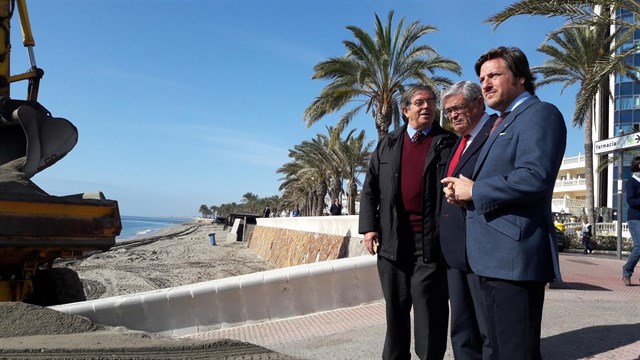 El Gobierno trasvasa 12.000 metros cúbicos de arena al litoral de Roquetas de Mar tras últimos temporales