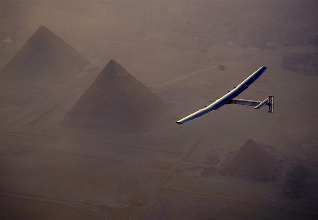 Solar Impulse II aterriza en El Cairo tras 49 horas de vuelo desde Sevilla