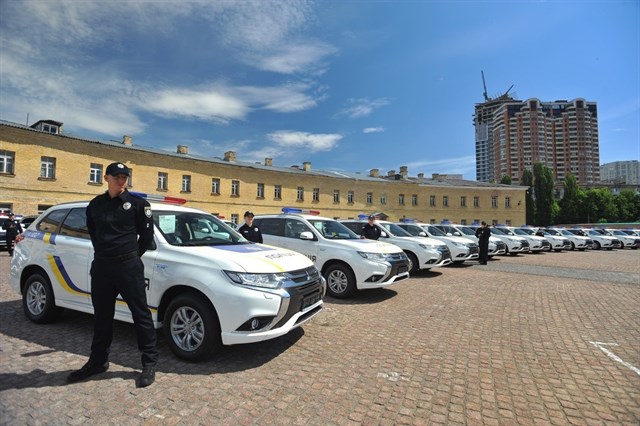Mitsubishi entrega 635 unidades del Outlander híbrido enchufable a la Policía de Ucrania