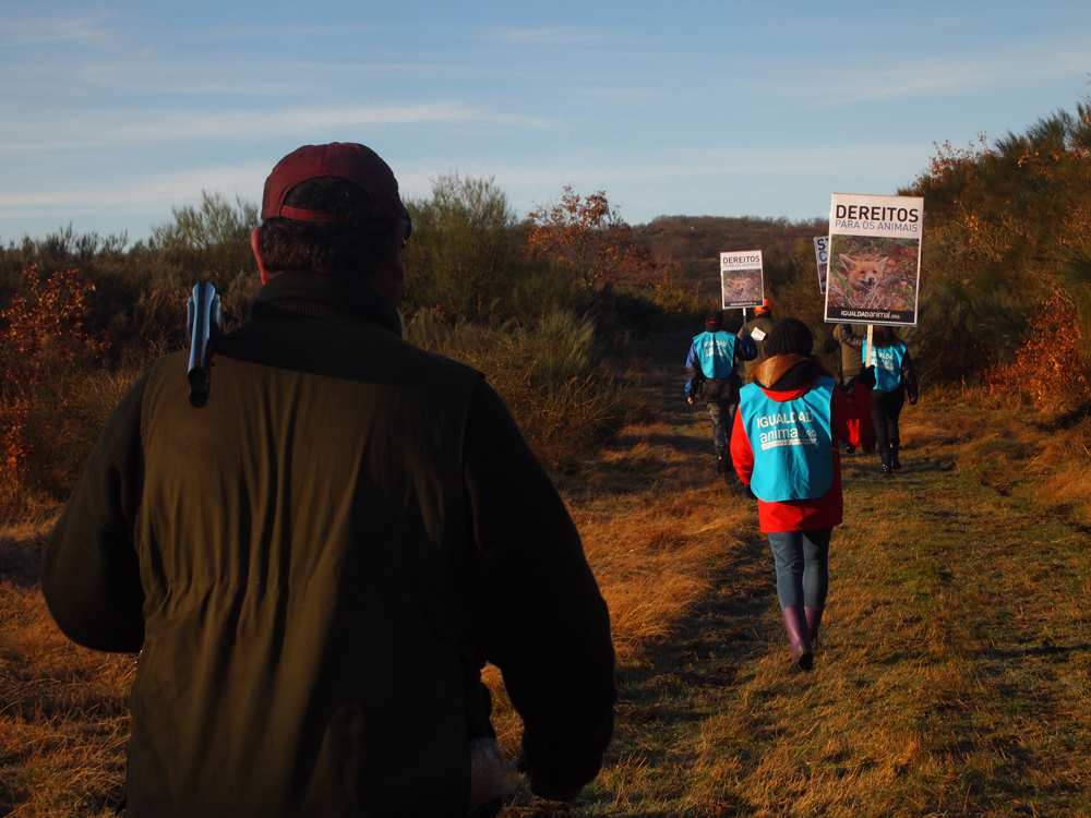 Protestan ante los cazadores durante la X Copa de España Caza del Zorro celebrada en Ourense