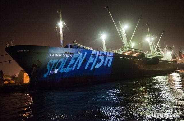 Acción de Greenpeace en Taiwan contra la piratería