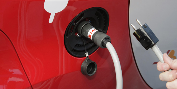 Telefónica empleará sus cabinas en la recarga de los coches eléctricos