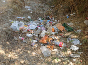 Basura y más basura en el parque más visitado de Granada