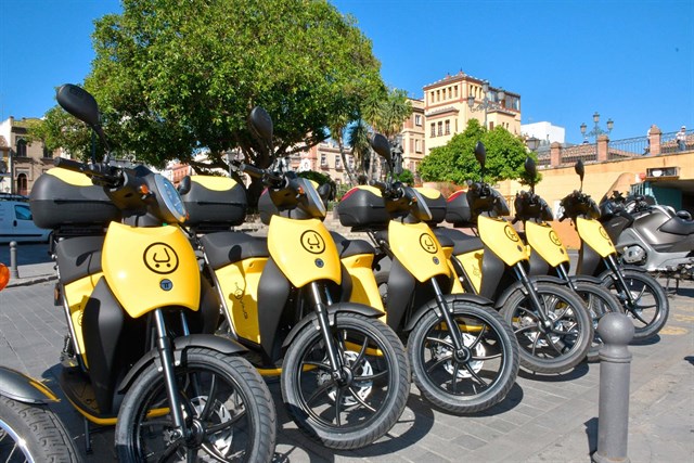Muving inicia en Sevilla su servicio de alquiler de motos eléctricas por minutos