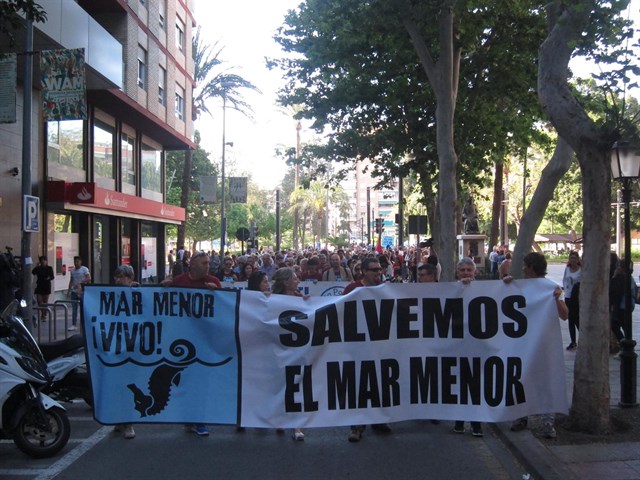 Varios miles de personas se manifiestan Por un Mar Menor vivo en Murcia