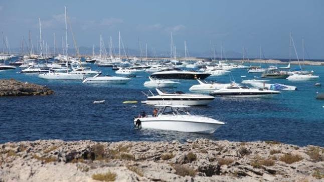 Un vecino recoge más de 14.000 firmas para exigir al Govern que proteja el Parque Natural de Ses Salines de los fondeos