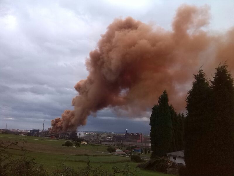 Asturias. Un nuevo escape de Arcelor Gijón alarma a la población con su tamaño