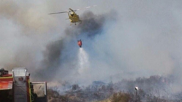 Dos aviones anfibios y un helicóptero bombardero se suman contra el incendio forestal de Viñuelas (Guadalajara)