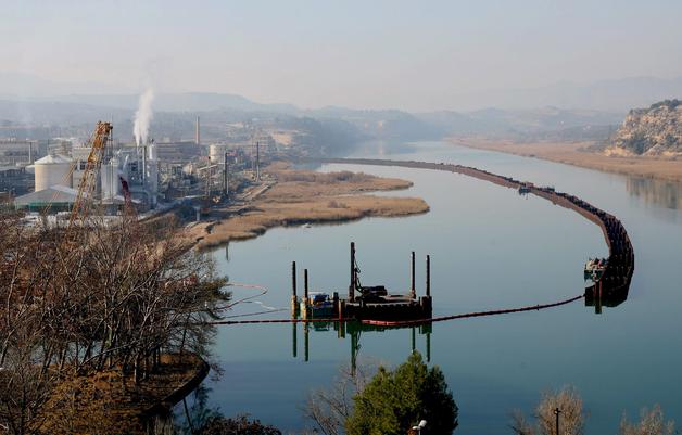 Ecologistas en Acción alerta de los niveles de mercurio en torno al embalse de Flix (Tarragona)