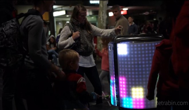 Esta papelera convierte los residuos en parte de un videojuego para fomentar el reciclaje