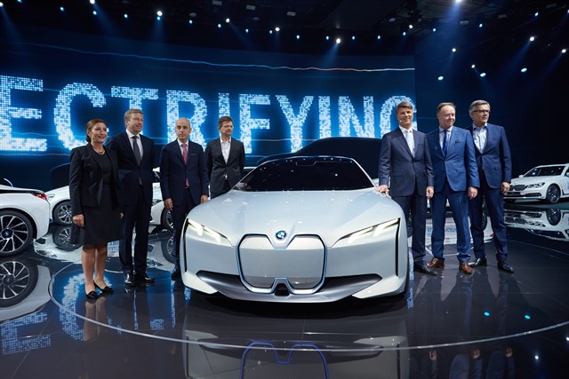 BMW contará con 25 modelos híbridos enchufables y eléctricos en 2025