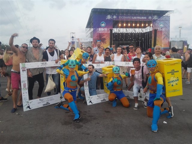 Reciclaman y Reciclawoman acuden al FIB en su ruta eco-festivalera con la misión de impulsar el reciclaje
