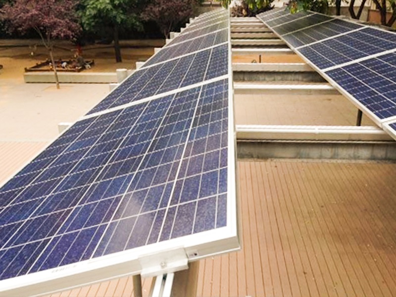 Autoconsumo fotovoltaico en un jardín de Barcelona