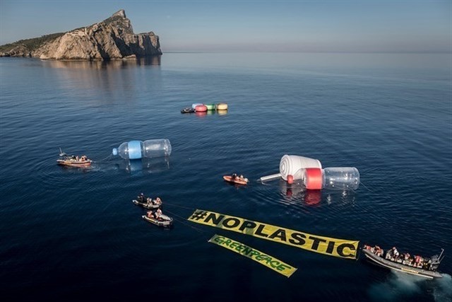 Greenpeace coloca diez objetos gigantes en el Mediterráneo para "hacer visible" la contaminación por plásticos del mar