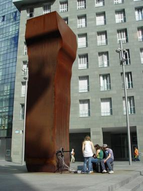 La contaminación impide que se forme la capa protectora en esculturas de acero