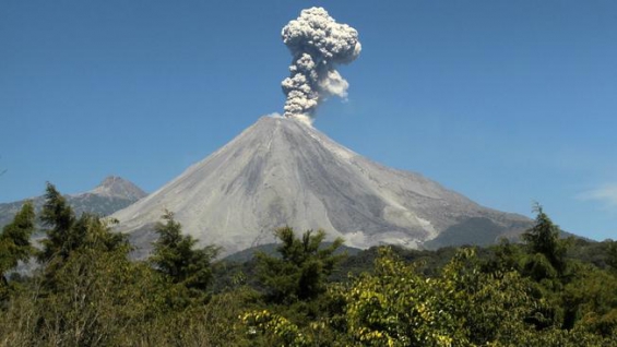México. El volcán Colima volvió a tener una fuerte erupción
