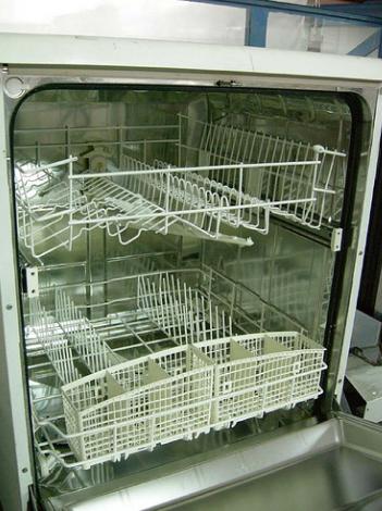 Confirmado: usar el lavavajillas es mejor que lavar los platos a mano