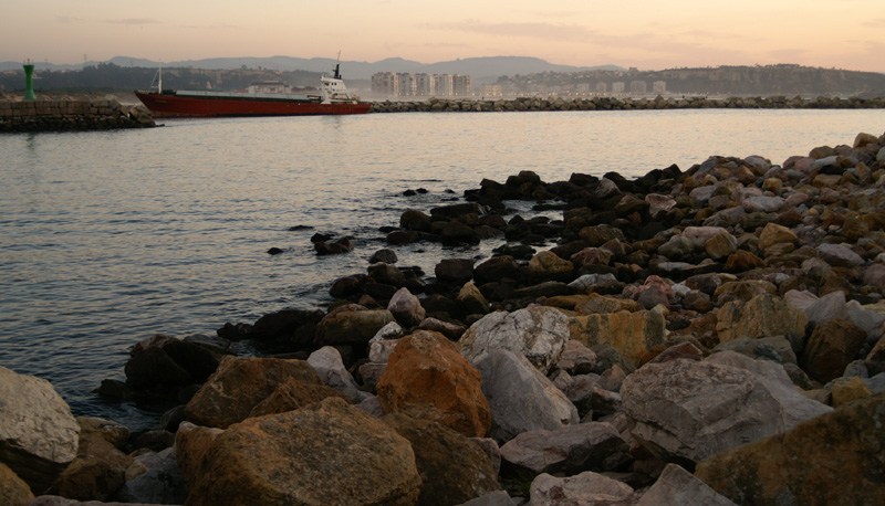 Investigarán si una mala práctica de la empresa Moymsa provocó los malos olores en la ría de Avilés (Asturias)