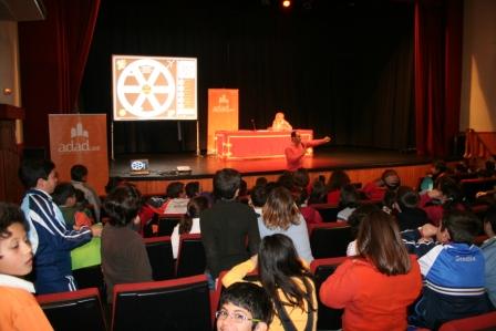 ADAD abre las jornadas medioambientales de pilas jugando al trivial de las energías renovables