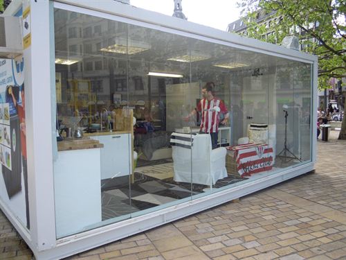 Una pareja convivirá 10 días en un apartamento acristalado en Bilbao para concienciar sobre el reciclaje