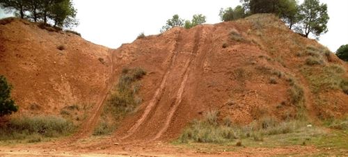 La Sierra de los Agudos en Calahorra convertida en ‘un circuito ilegal de motocross’