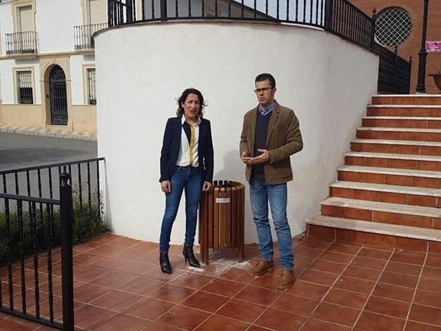 Epremasa comienza en Encinas Reales (Córdoba) una campaña que repartirá 1.500 papeleras en la provincia