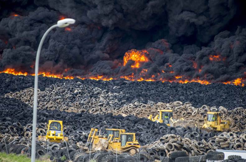 La Comunidad de Madrid inicia la retirada de los residuos metálicos del incendio del vertedero de neumáticos