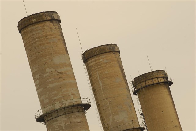 La UE logra un acuerdo para reducir las emisiones de centrales eléctricas y plantas industriales desde 2021