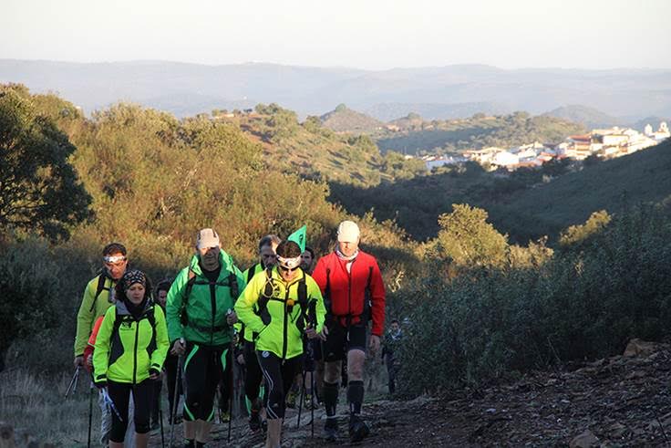 Ecologistas recorren los senderos públicos de la Sierra de Aracena (Huelva) para constatar su "abandono y usurpación"