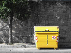 Le molestan los contenedores de basura en las calles