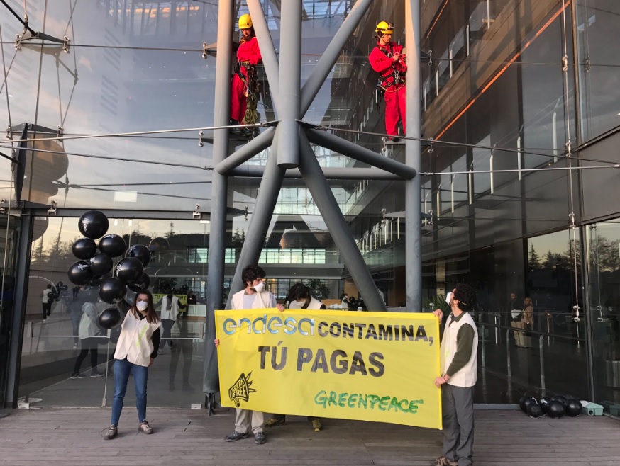 Protestas ante las eléctricas contra la contaminación y el precio de la energía