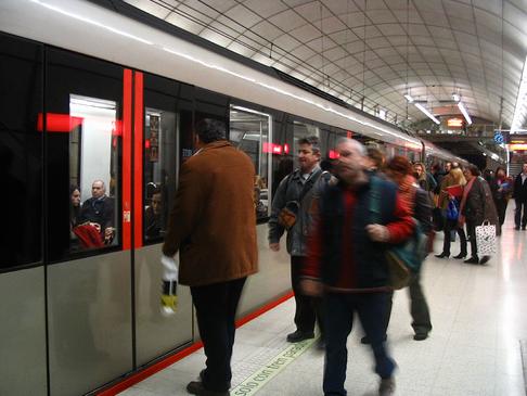 Metro Bilbao presenta un proyecto pionero en Europa para la recuperación de energía junto a representantes de los gobiernos central y vasco