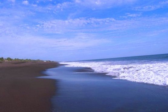Playas guatemaltecas ante el trance del hierro y el petróleo