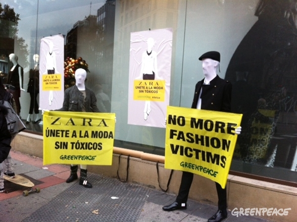 ACCIÓN en vivo/ Activistas de Greenpeace piden a Zara que se comprometa con la moda sin tóxicos