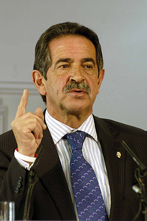 Revilla se despide entre lágrimas como presidente de Cantabria