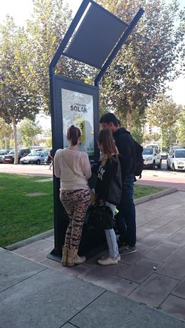 La Universitat de Lleida instala en su campus un cargador de móviles con energía solar