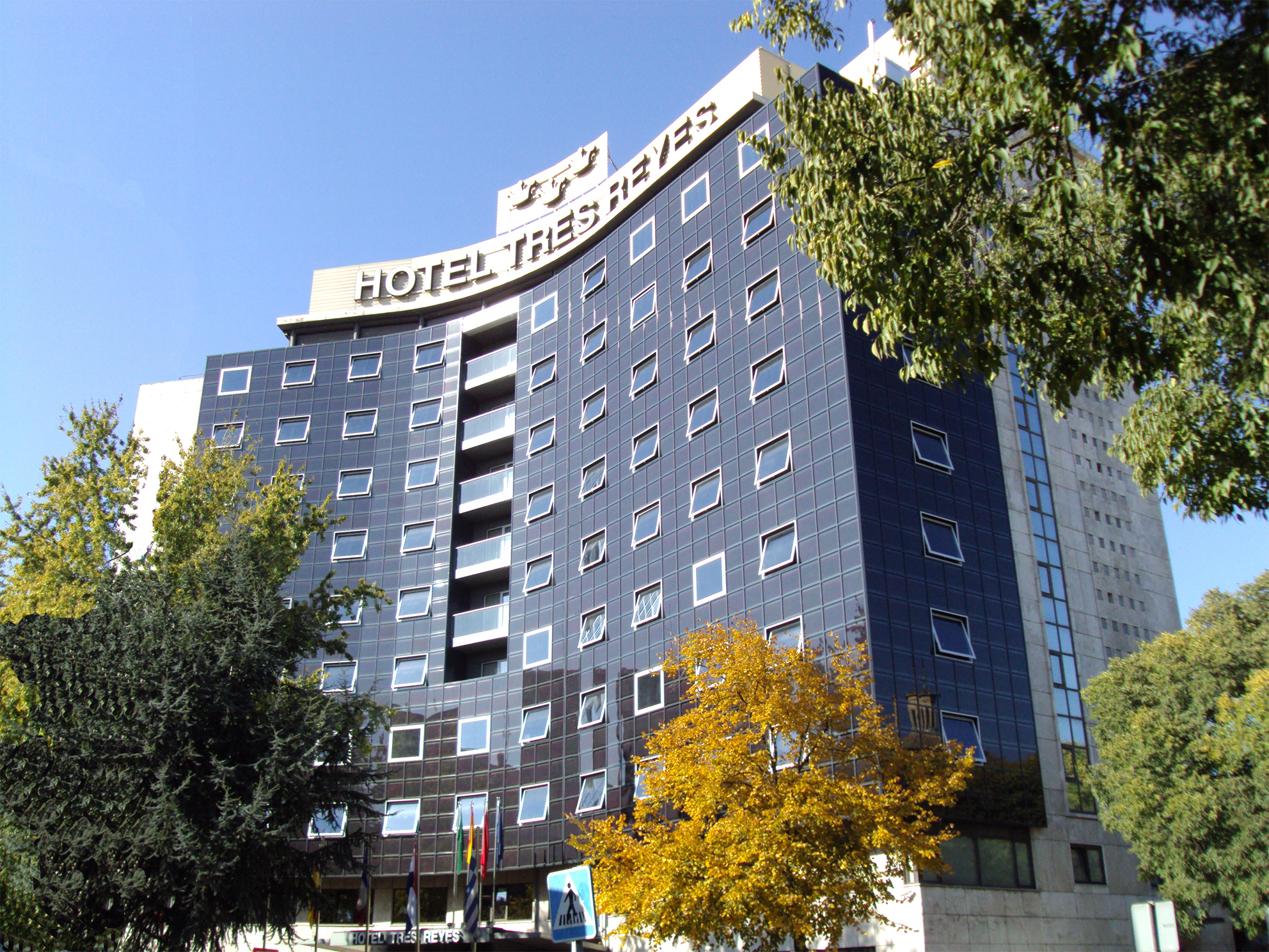 Ejemplo de integración arquitectónica fotovoltaica en el sector hotelero español
