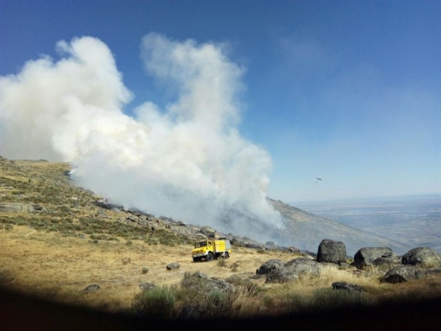 El Gobierno envía dos hidroaviones y un helicóptero Kamov al incendio forestal de Acebo