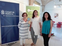 Inaugurada la exposición Gent Jove i Reciclatge Creatiu con 89 objetos y nueve vestidos procedentes de reciclaje