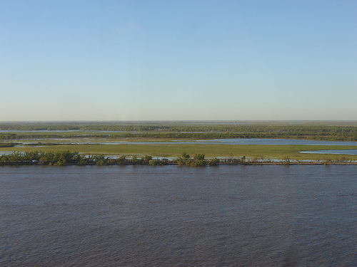 Declaran en emergencia una ciudad paraguaya por la crecida de río Paraná