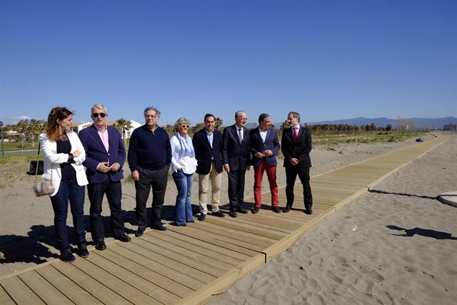 El Ayuntamiento instala en la playa del Campo de Golf un itinerario peatonal de madera de cerca de 1