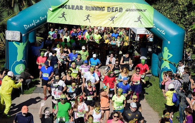 Zombis nucleares piden en Valencia el cierre de las centrales en una carrera organizada por Greenpeace