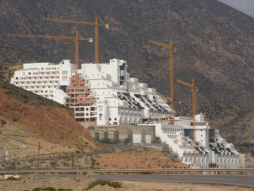 Greenpeace: Junta y MARM pueden derribar el Algarrobico si avalan económicamente la demolición
