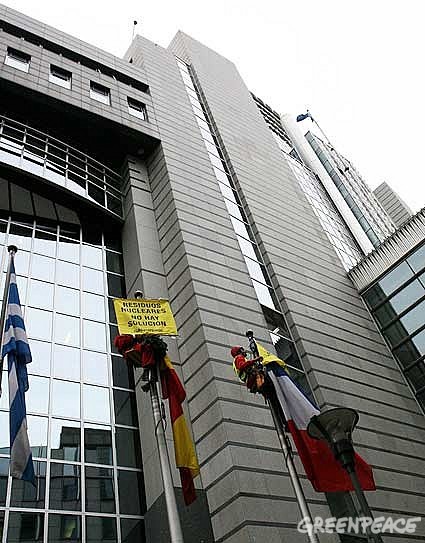 Greenpeace lleva residuos radiactivos al Parlamento Europeo