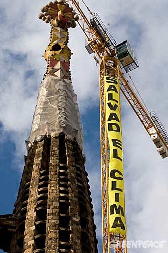 Greenpeace desplega una enorme pancarta en la Sagrada Familia en el comienzo de la cumbre del clima