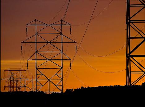 FAE rechaza la subida de las tarifas eléctricas y recomienda auditorías para mejorar la eficiencia energética