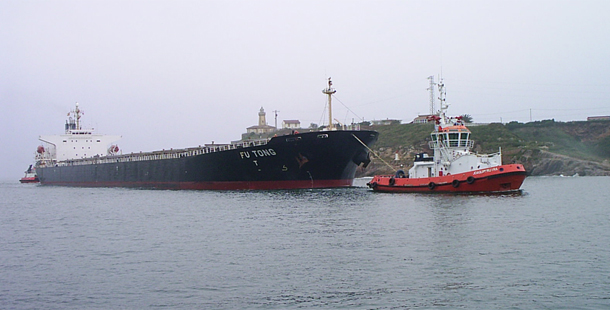 Vuelca en el Rin un buque con toneladas de ácido sulfúrico