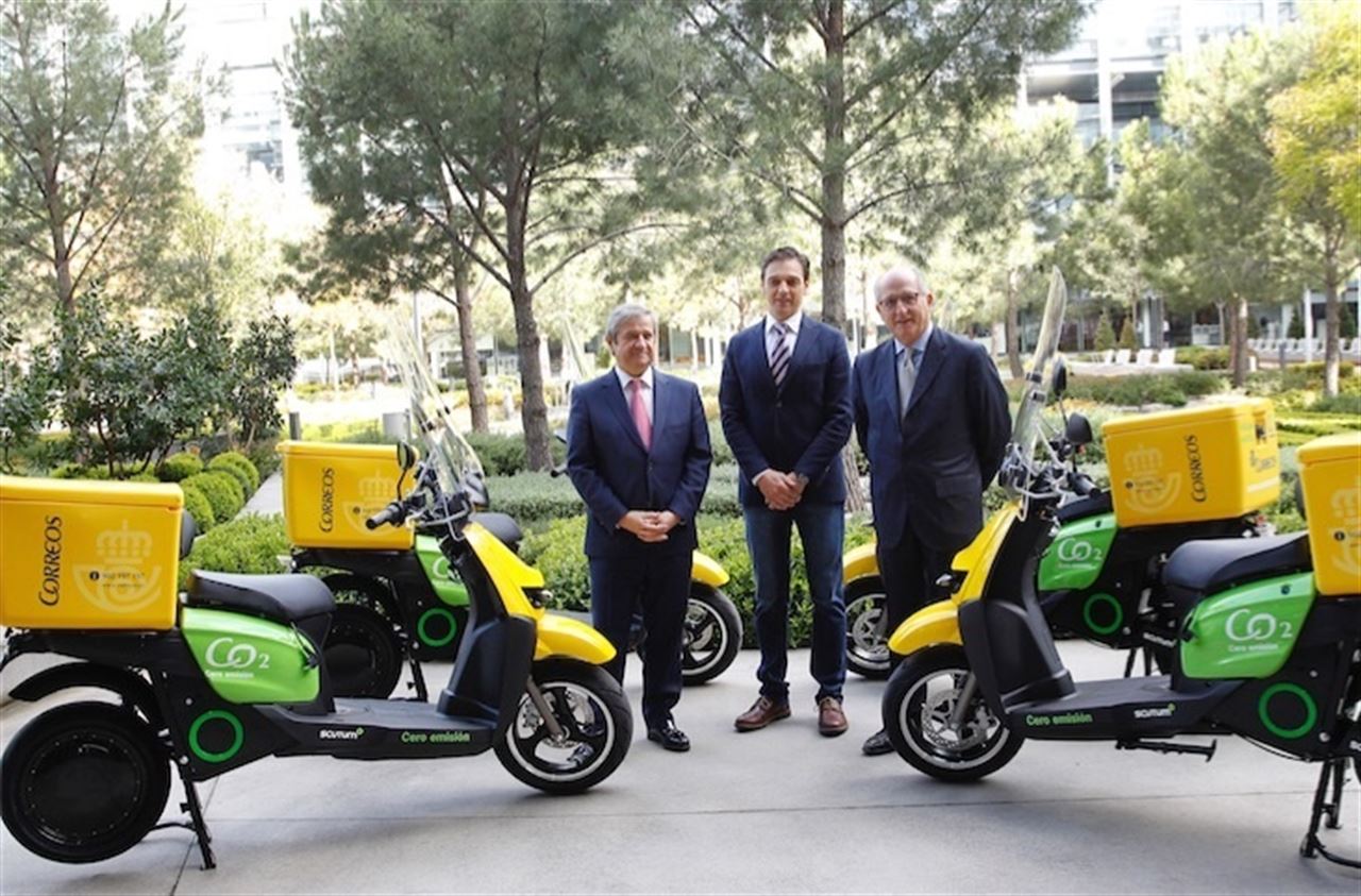 Correos incorpora un centenar de scooters eléctricos