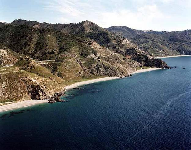 Paraje Natural de Maro-Cerro Gordo contra un negocio de hamacas